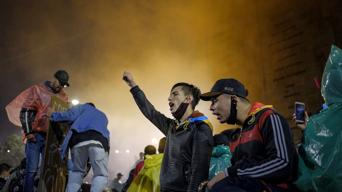 Fotky: Vyšli do ulic proti reformě, která by je ožebračila. Po výprasku nastal chaos